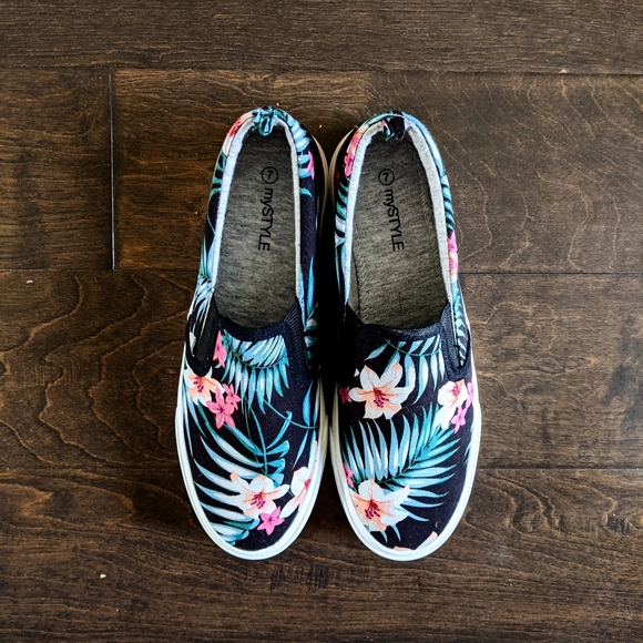 Shoes - 🌴 NWOT - 🏵️👟 Floral Sneakers